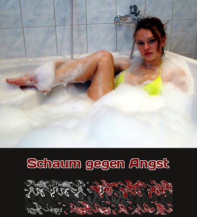 Telefonsex mit einer jungen Frau, die Angst hat, sich nackt zu zeigen. Mit viel Schaum im Badewasser hat das junge Girl weniger Hemmungen.